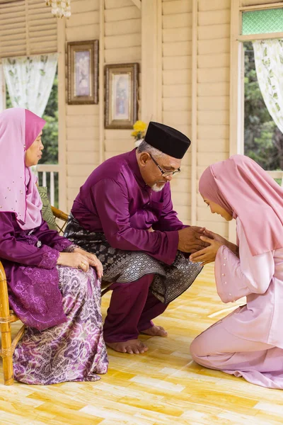Acto Tradicional Respeito Família Muçulmana Eid Fitr — Fotografia de Stock