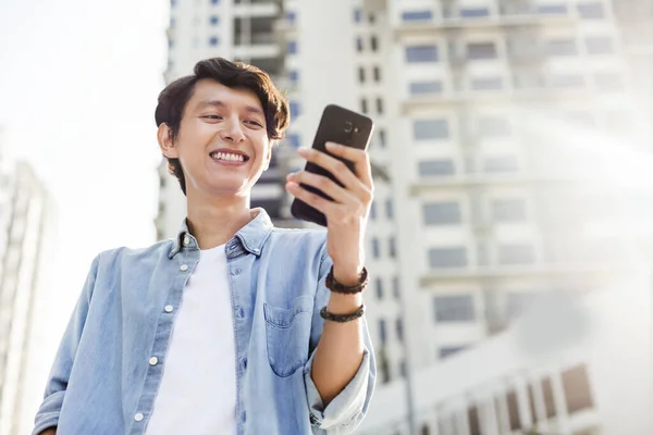 Ung Man Med Mobiltelefon — Stockfoto