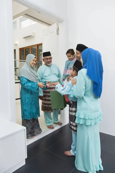 Familia Musulmana Que Visita Pareja Mayor Eid Fitr —  Fotos de Stock