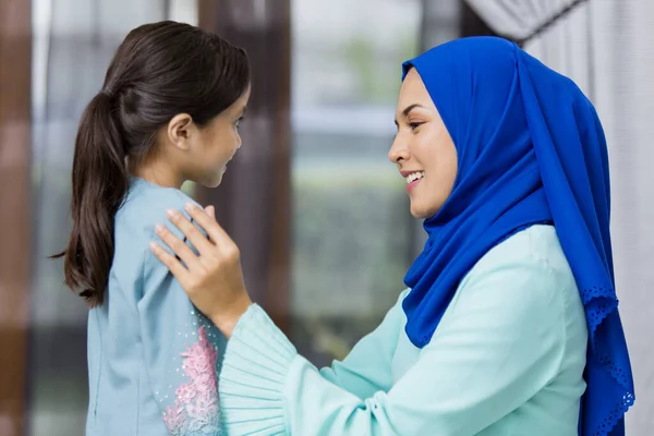 이드알 이슬람 소녀와 그녀의 어머니 — 스톡 사진