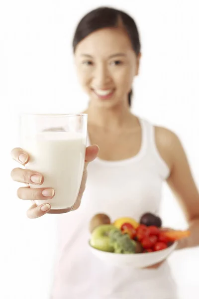 Mujer Sosteniendo Vaso Leche Tazón Frutas Verduras —  Fotos de Stock