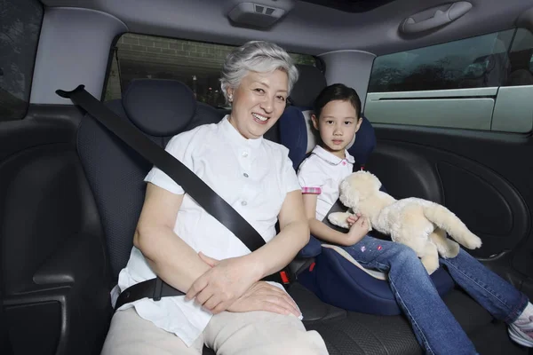 Seniorin Und Mädchen Sitzen Auto — Stockfoto