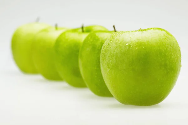 Green Apples Row Water Droplets — Stock Photo, Image