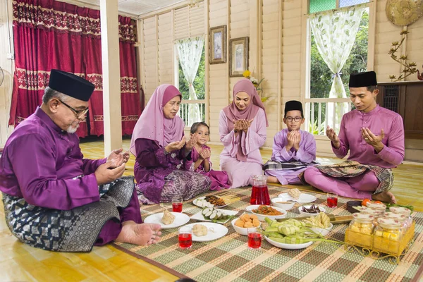 Família Muçulmana Fazendo Orações Antes Refeição — Fotografia de Stock