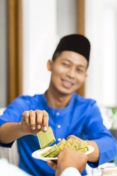 Homem Muçulmano Segurando Bolo Camada Tradicional Malaio — Fotografia de Stock