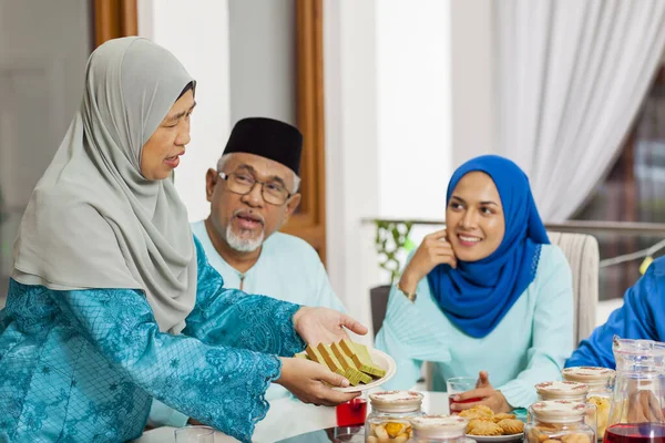 Uczta Muzułmańskiej Rodziny Podczas Obchodów Eid — Zdjęcie stockowe