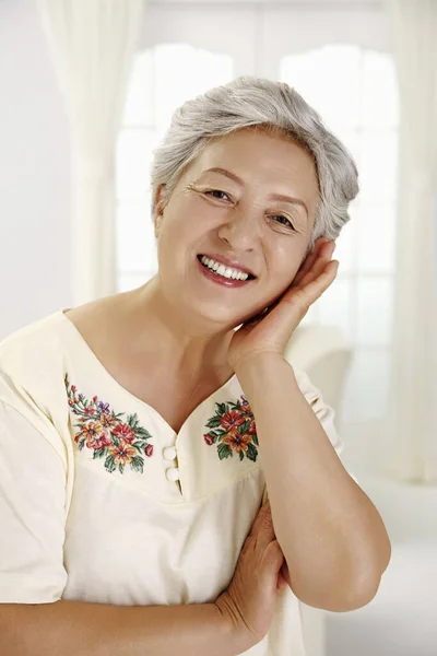 Ηλικιωμένη Γυναίκα Χαμογελά Ευτυχισμένη — Φωτογραφία Αρχείου