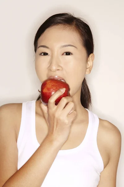 Γυναίκα Τρώει Ένα Μήλο — Φωτογραφία Αρχείου