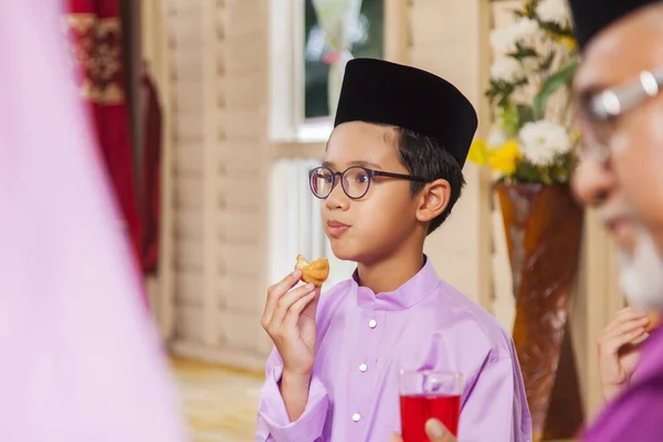 ムスリム少年がバフルを食べる — ストック写真