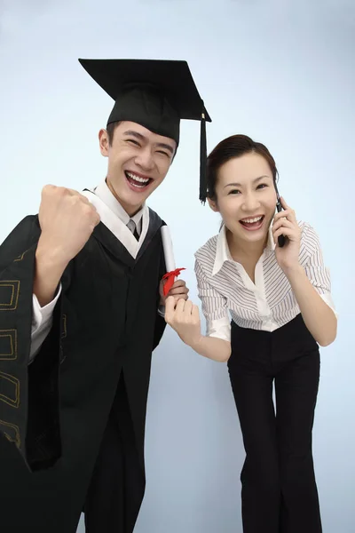 Hombre Mortero Vestido Graduación Celebrando Con Mujer — Foto de Stock