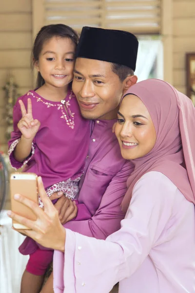 Familia Malaya Que Toma Autofotografía Con Teléfono Inteligente —  Fotos de Stock