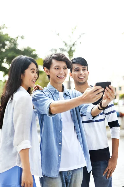 Groupe Amis Prenant Selfie Ensemble — Photo