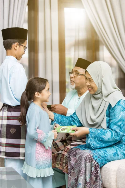 Niños Musulmanes Que Reciben Sobre Verde Abuelos Durante Eid Fitr —  Fotos de Stock