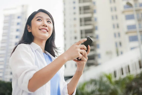 Jeune Femme Avec Smartphone — Photo