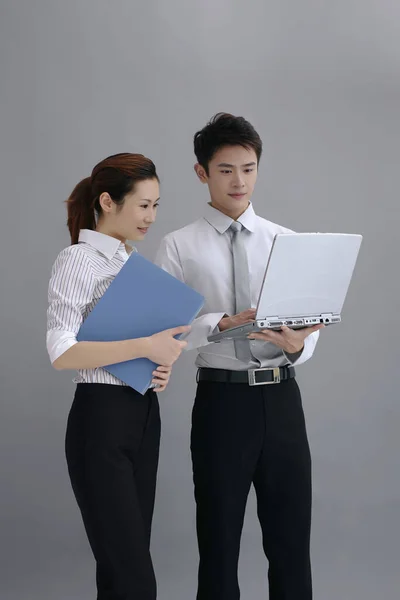 Üzletember Laptopot Használ Üzletasszony Figyel — Stock Fotó