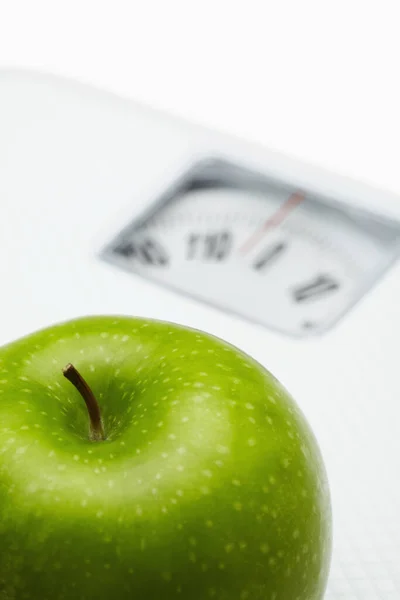 Manzana Verde Una Balanza — Foto de Stock