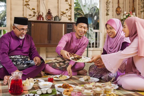イードのお祝いの間のイスラム教徒の家族のごちそう — ストック写真