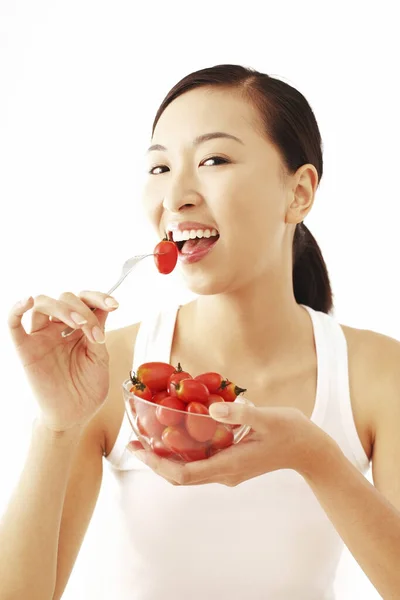 Frau Genießt Eine Schüssel Kirschtomaten — Stockfoto