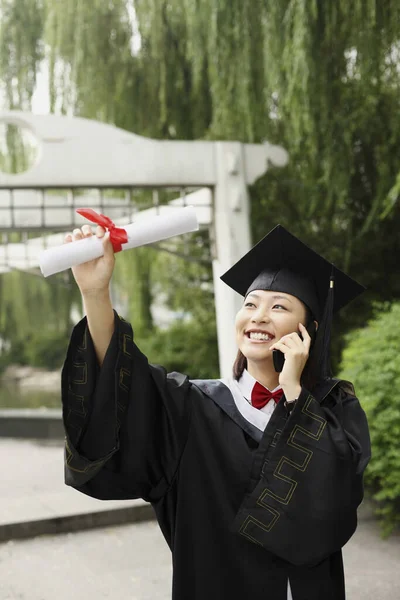 Frau Abschlussgewand Telefoniert — Stockfoto