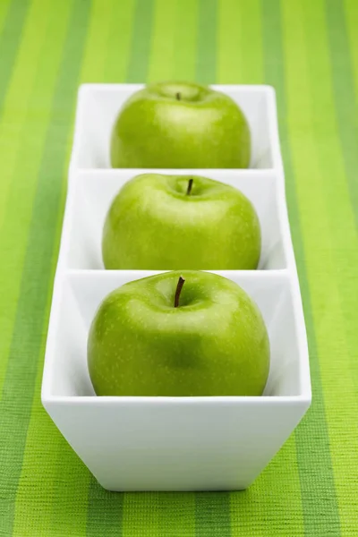 Зелені Яблука Поміщені Керамічну Тарілку — стокове фото
