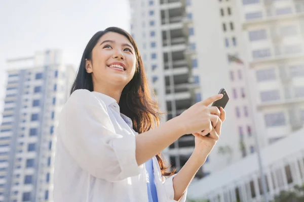 Jeune Femme Utilisant Smartphone — Photo