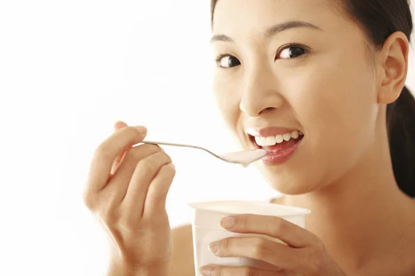 Mujer Disfrutando Del Yogur Primer Plano —  Fotos de Stock