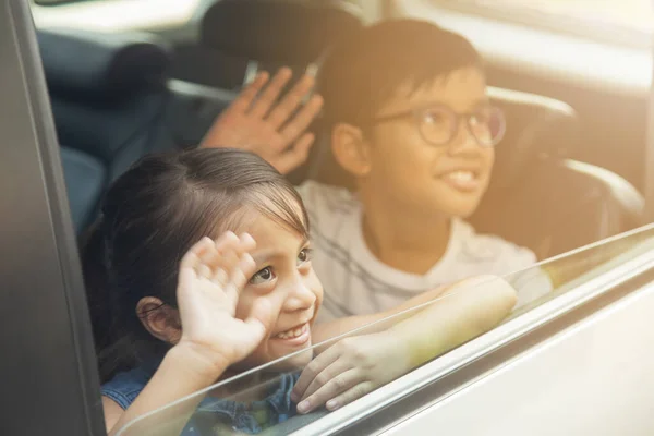 Kinder Auto Schauen Auf Und Winken — Stockfoto
