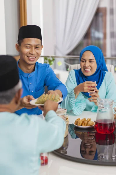Uczta Muzułmańskiej Rodziny Podczas Obchodów Eid — Zdjęcie stockowe