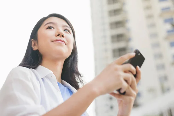 Jeune Femme Avec Smartphone — Photo