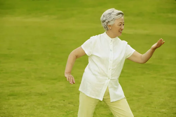 Oudere Vrouw Aan Het Sporten Het Park — Stockfoto