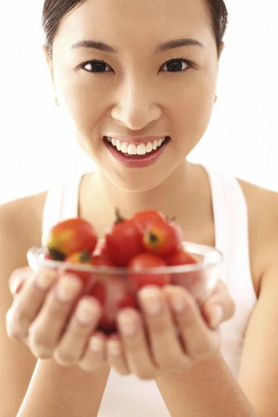 Mujer Sosteniendo Tazón Tomates Cherry Sonriendo Cámara — Foto de Stock