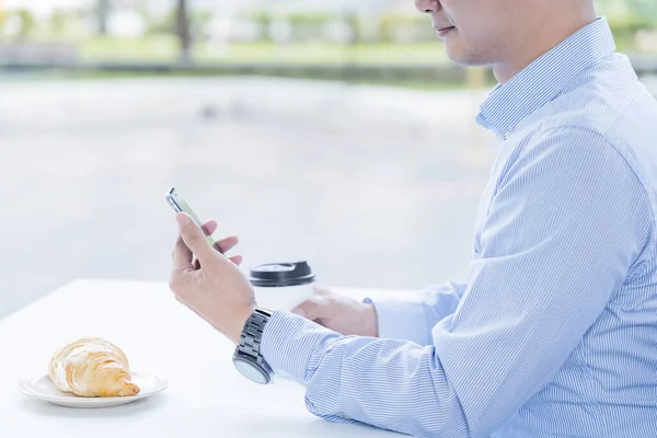 Man Använder Smartphone Ett Café — Stockfoto