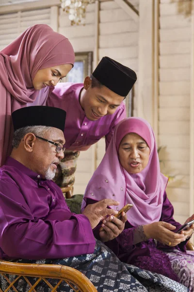 Familia Musulmana Que Mira Teléfono Móvil —  Fotos de Stock
