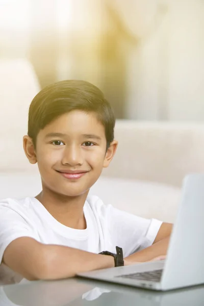 Хлопчик Ноутбуком Посміхається — стокове фото