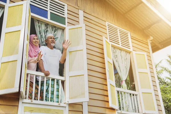 Pareja Mayor Que Ventana Casa —  Fotos de Stock