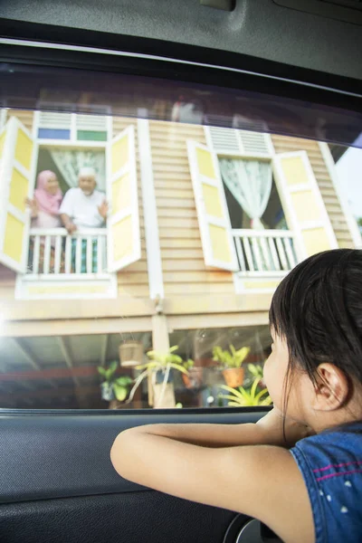 Enkelin Auto Schaut Ihren Großeltern — Stockfoto