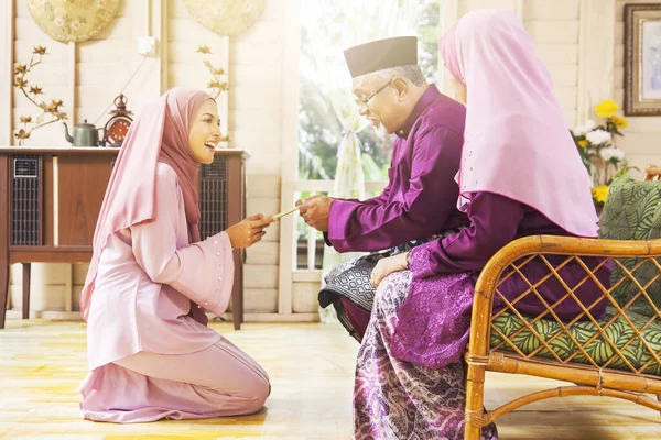 Senior Muslim Man Receiving Green Envelope His Daughter Eid Fitr — Stock Photo, Image