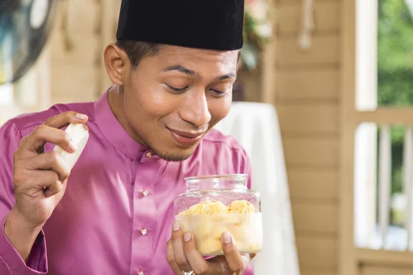 Homem Muçulmano Segurando Biscoito Tradicional Malaio — Fotografia de Stock