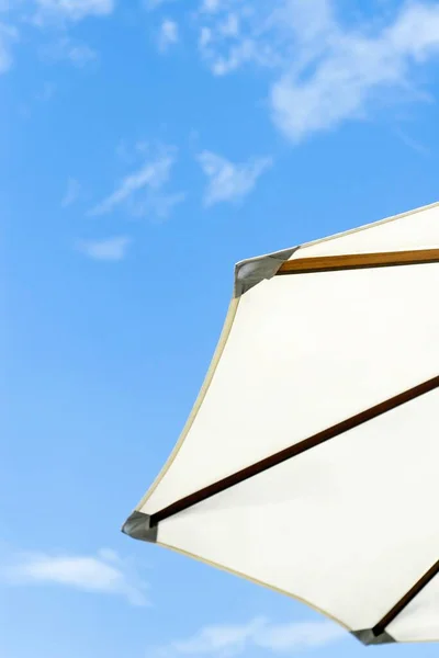 Пляжный Зонтик Фоне Голубого Неба — стоковое фото