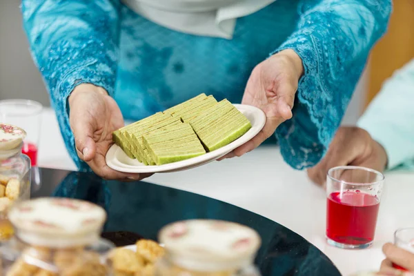 Mujer Musulmana Que Sirve Alimentos Durante Eid Fitr —  Fotos de Stock