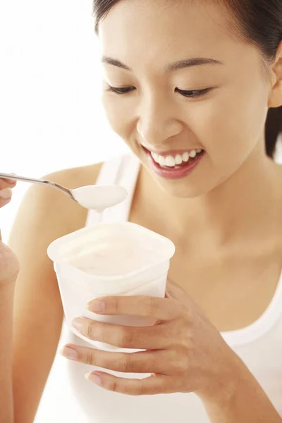 Mujer Disfrutando Del Yogur Primer Plano —  Fotos de Stock