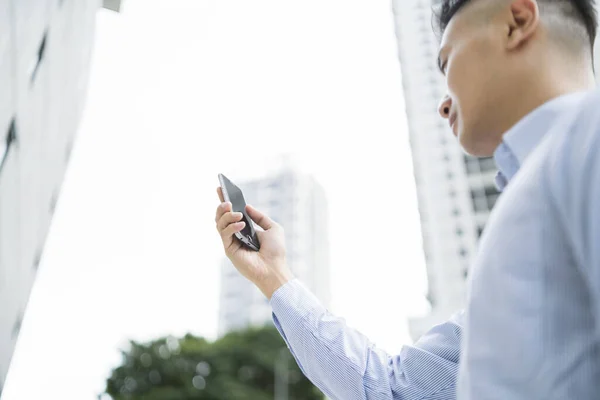 Mannen Som Använder Sin Telefon Stad — Stockfoto