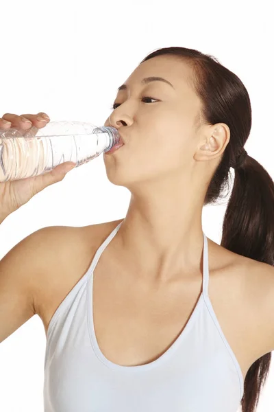Jonge Vrouw Drinkwater Uit Fles Water — Stockfoto