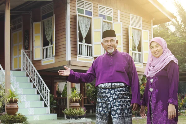 Pasangan Muslim Berdiri Luar Rumah Mereka — Stok Foto