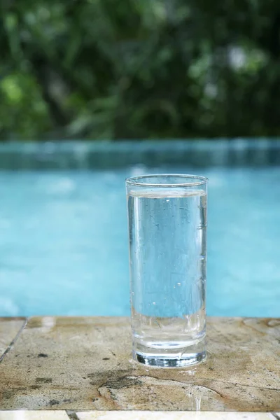 Ein Glas Wasser Pool — Stockfoto