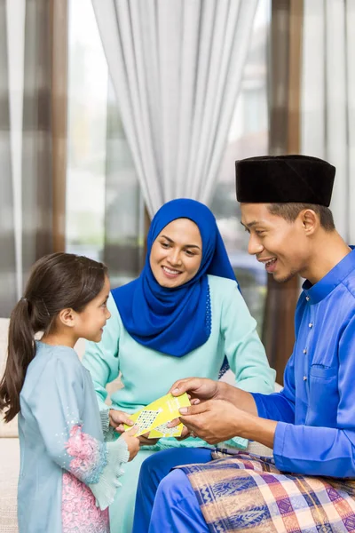 Menina Muçulmana Recebendo Envelopes Verdes Pais Durante Eid Fitr — Fotografia de Stock