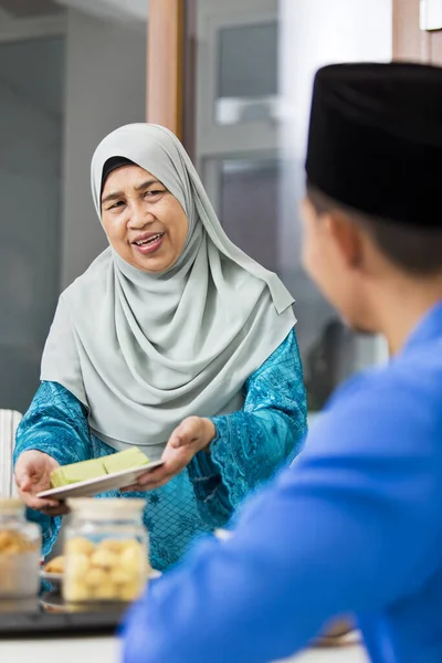 Muzułmanka Podająca Jedzenie Podczas Eid Fitr — Zdjęcie stockowe