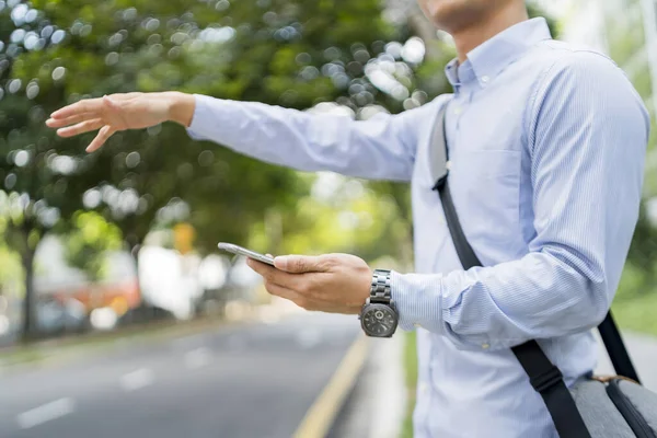 Man Som Håller Mobiltelefon Medan Man Anropar För Åktur — Stockfoto