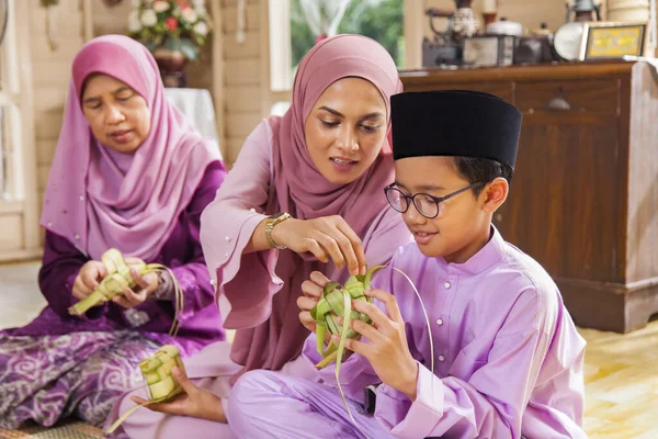 イスラム教徒の家族はケツアーを織って — ストック写真