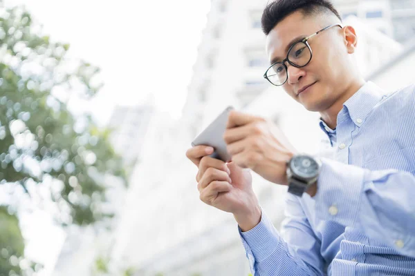 Man Använder Mobiltelefon Utomhus — Stockfoto